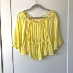 💥PARTY PRICE⬇️Cute yellow off-shoulder top!